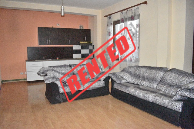 Apartament 2+1 me qira prane rruges Teodor Keko ne Tirane.

Ndodhet ne katin e 2-te te nje vile.
